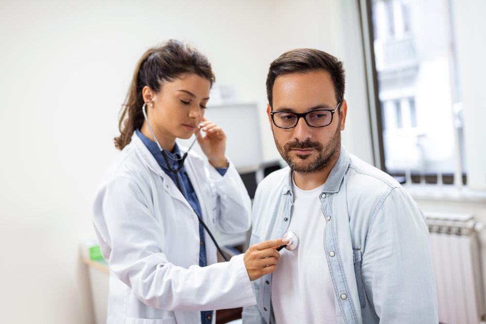 kobieta lekarz bada mężczyznę pacjenta stetoskopem
