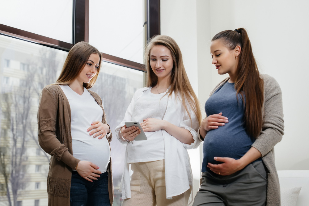 grupa młodych dziewcząt w ciąży komunikuje się w klasie prenatalnej opieka i konsultacje kobiet w ciąży